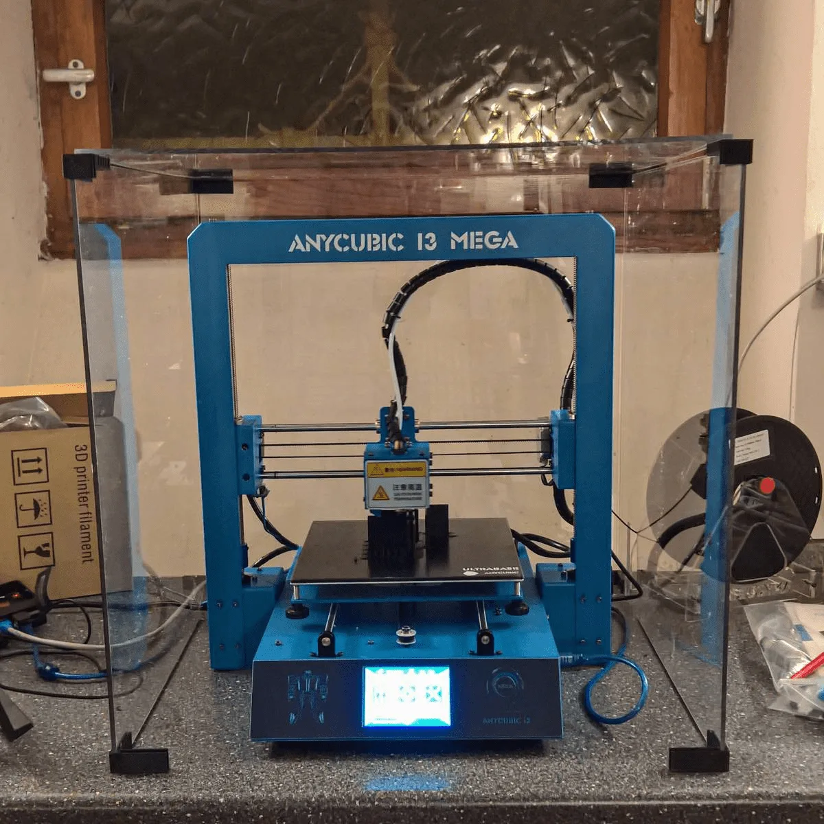 3D-Drucker mit selbst gebautem Gehäuse